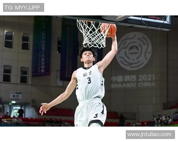 南部鲨鱼与马纳瓦的激烈对决呈现了足球战术的新趋势与挑战